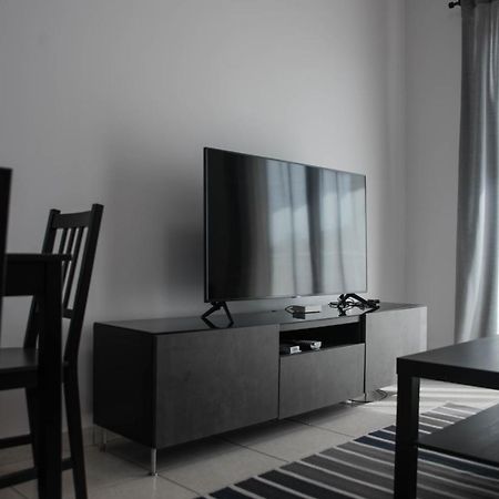 Renovated One Bedroom Apartment In Paphos With Pool Bagian luar foto