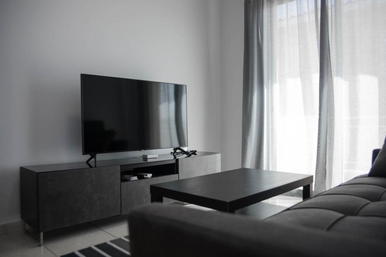 Renovated One Bedroom Apartment In Paphos With Pool Bagian luar foto