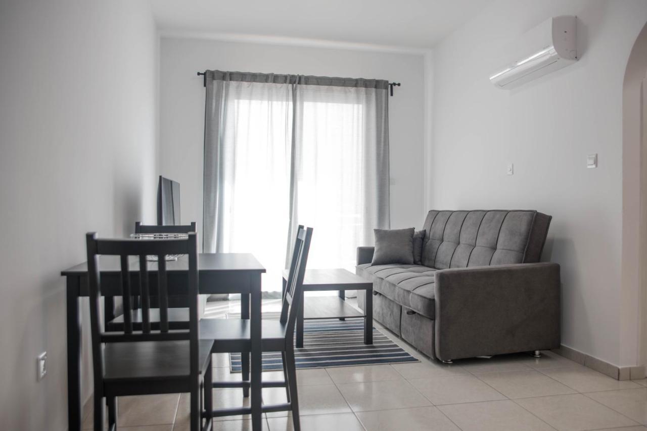 Renovated One Bedroom Apartment In Paphos With Pool Bagian luar foto