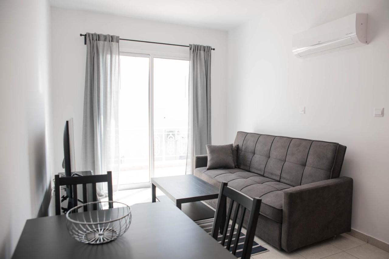 Renovated One Bedroom Apartment In Paphos With Pool Bagian luar foto