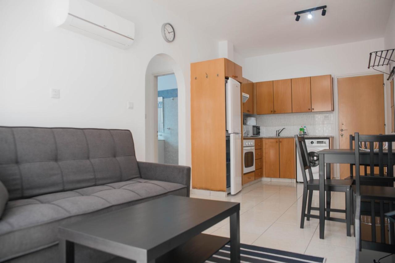 Renovated One Bedroom Apartment In Paphos With Pool Bagian luar foto
