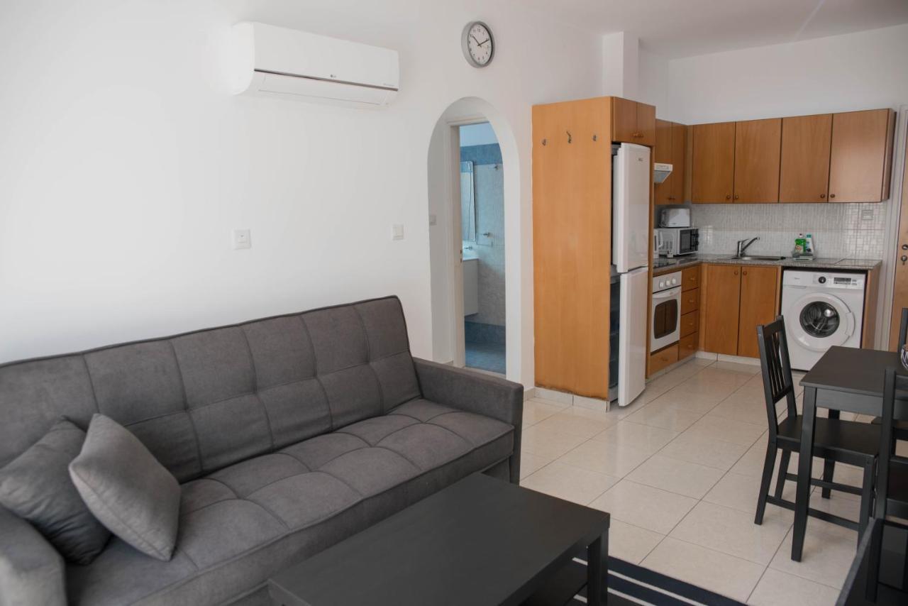 Renovated One Bedroom Apartment In Paphos With Pool Bagian luar foto
